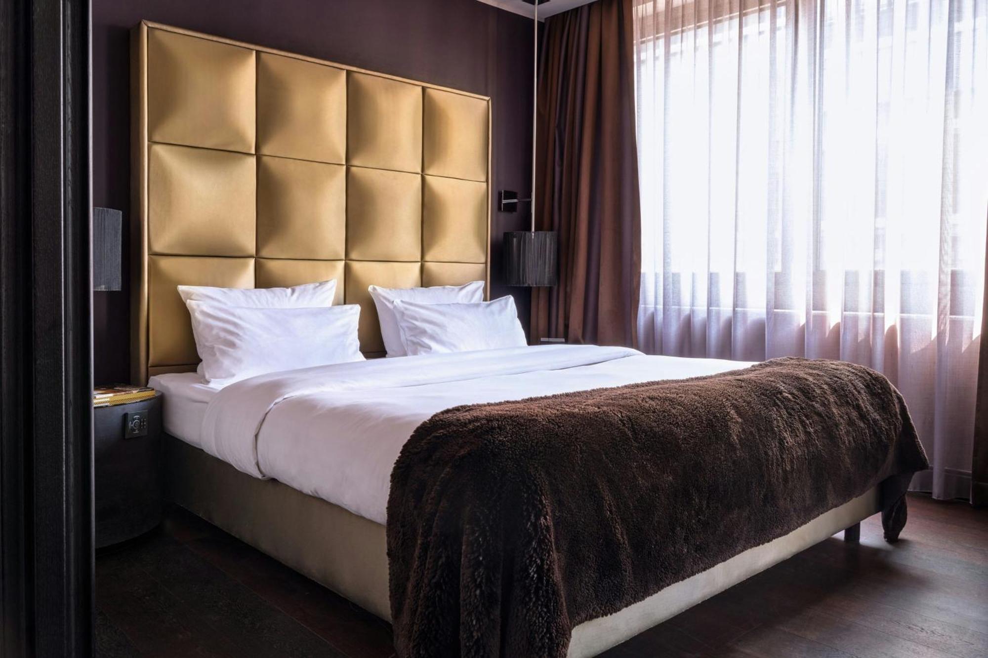 Roomers Frankfurt Central, Autograph Collection