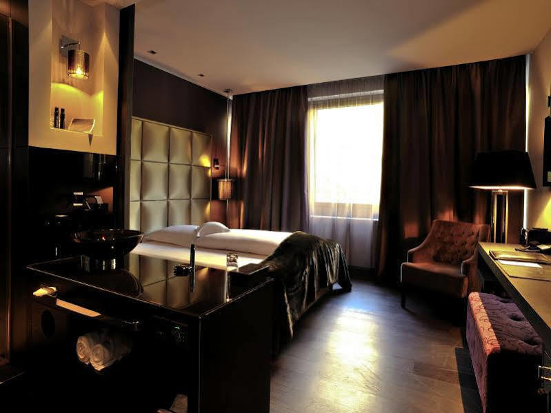 Roomers Frankfurt Central, Autograph Collection 5*