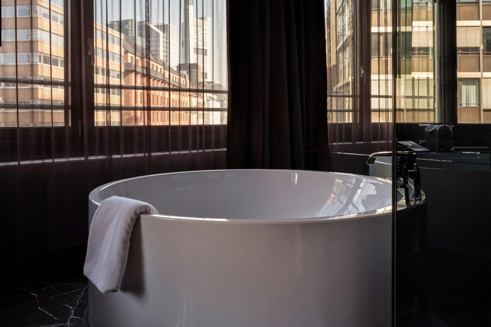 Roomers Frankfurt Central, Autograph Collection Hotel 5*