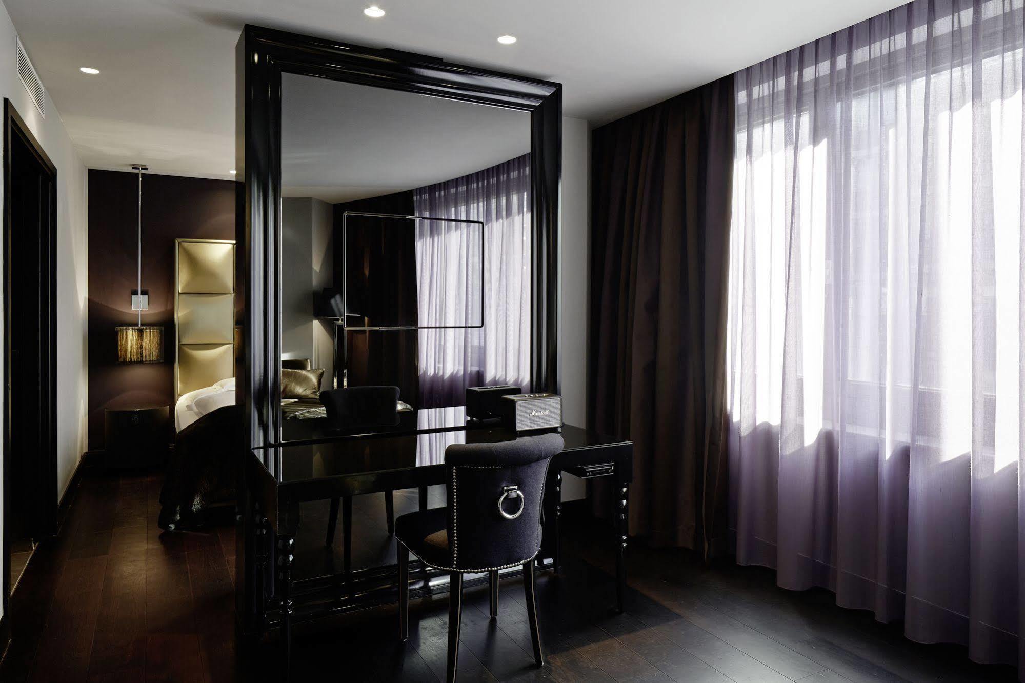 Roomers Frankfurt Central, Autograph Collection